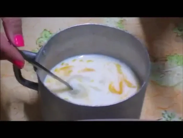 Aggiungere lo zucchero, la cannella, mescolare e unire al pane.