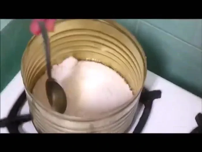 Preparare lo stampo: sciogliere lo zucchero in un pentolino a fuoco basso per formare il caramello. (Attenzione: operazione delicata!)
