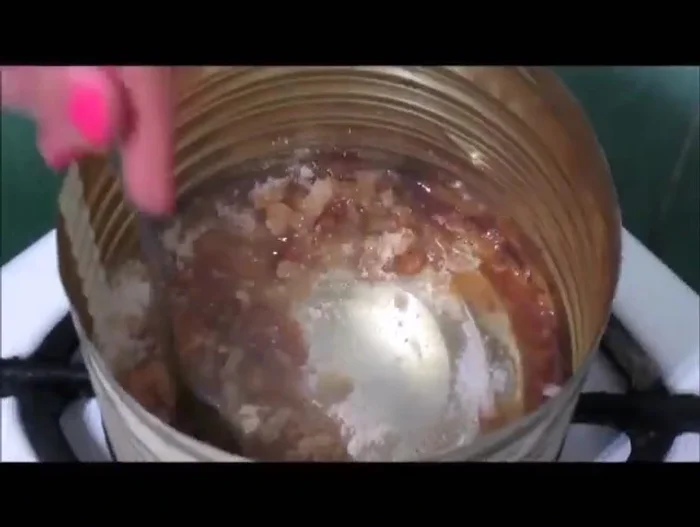 Spalmare il caramello sulle pareti dello stampo per evitare che il budino si attacchi.