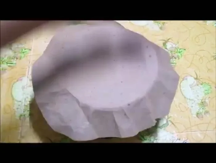 Coprire lo stampo con carta da forno e legare con lo spago.