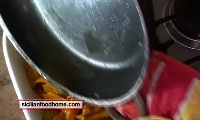 Versare il composto di zucchero e aceto sul contenitore con la zucca cotta.