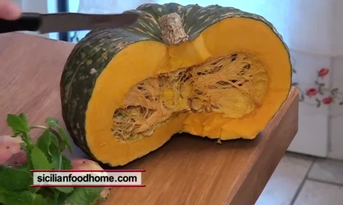 Preparare la zucca: togliere la buccia dura e i semi. Tagliare a fette sottili (circa 0,5-1 cm).