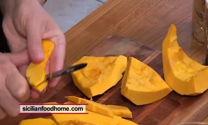 In una padella, scaldare abbondante olio extravergine di oliva.