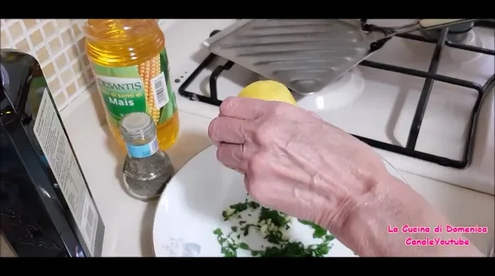 In una ciotola, unire il trito di prezzemolo e aglio, il succo di limone, pepe, sale, olio extravergine di oliva e olio di semi.