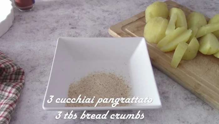 Preparare la panatura: in una ciotola mescolare pangrattato, paprika, rosmarino, timo, origano, maggiorana, sale e olio.
