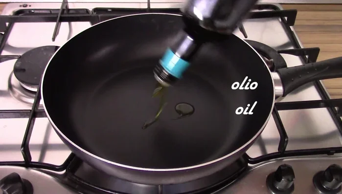In una padella, scaldare 2-3 cucchiai di olio con 2 spicchi d'aglio in camicia e un rametto di rosmarino.