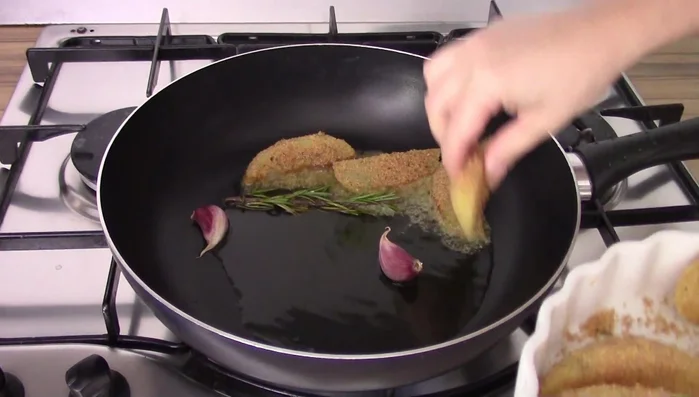 Aggiungere le patate alla padella e farle dorare su entrambi i lati a fiamma vivace per circa 4 minuti per lato, girandole delicatamente con due forchette.