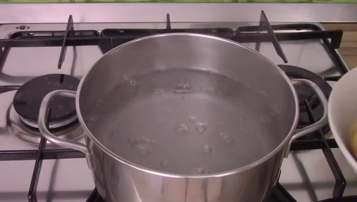 Lessare le patate in acqua bollente per circa 20 minuti, fino a quando si possono infilzare facilmente con una forchetta.