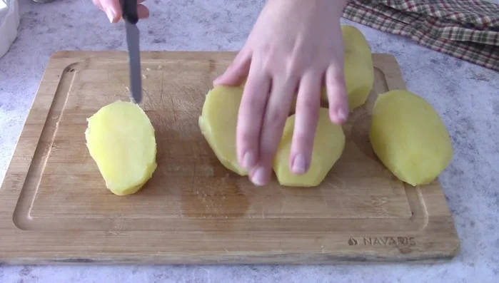 Tagliare le patate a spicchi di dimensioni simili.