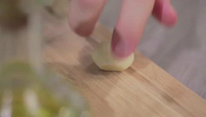 Aggiungere uno spicchio d'aglio e lasciarlo imbiondire.