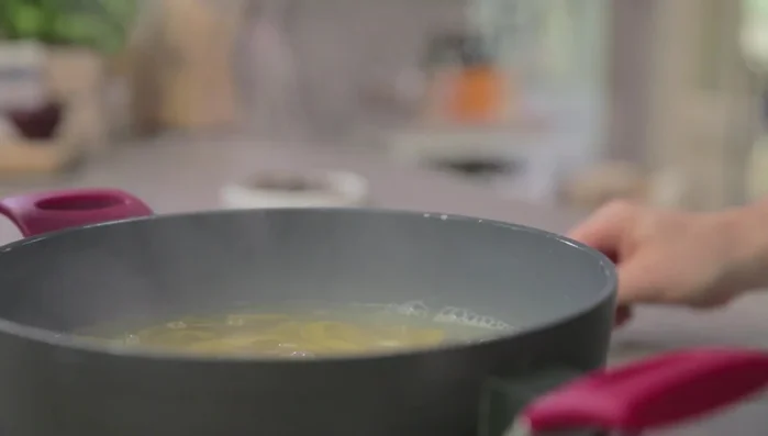 Rimuovere lo spicchio d'aglio.