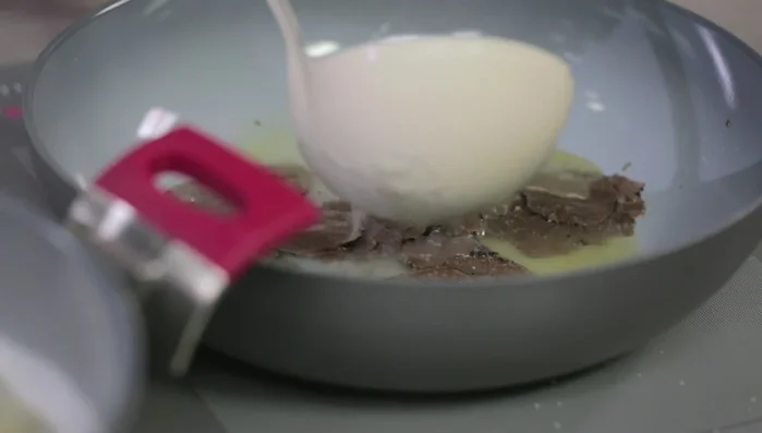 Aggiungere un po' di acqua di cottura della pasta per creare una cremina.