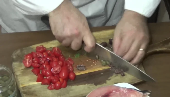 Aggiungiamo circa una decina di capperi, 10-15 olive e un pizzico di prezzemolo.