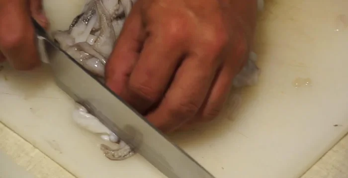 Preparare il trito: tritare finemente le seppioline pulite (tenendo da parte le teste), cipolla, prezzemolo e peperoncino.