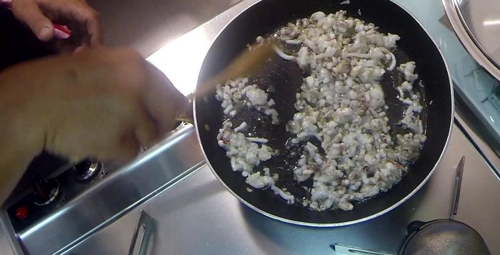 Aggiungere le teste delle seppioline tritate e farle insaporire.