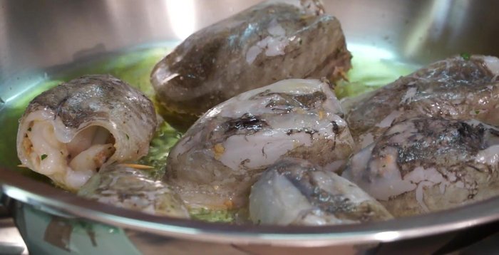 Cuocere le seppioline ripiene: in un tegame capiente, far scaldare l'olio e adagiare le seppioline. Aggiungere un po' d'acqua e cuocere a fuoco lento per circa 20 minuti, girandole di tanto in tanto.