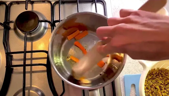Aumentare leggermente il fuoco e aggiungere le lenticchie, mescolando per farle insaporire.