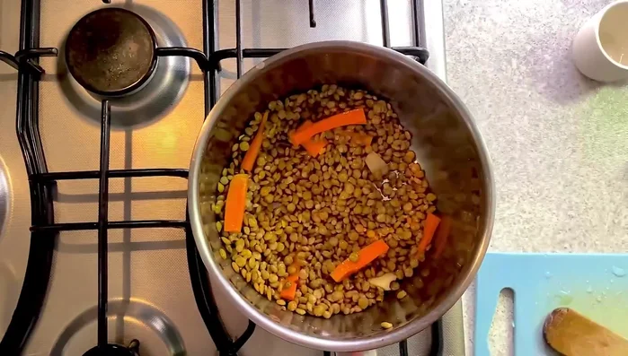 Aggiungere 6 tazze d'acqua (3 tazze per ogni tazza di lenticchie).