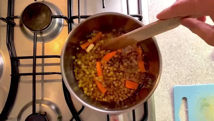 Portare a ebollizione, quindi abbassare la fiamma al minimo. Rimuovere l'aglio se si preferisce un sapore più delicato.