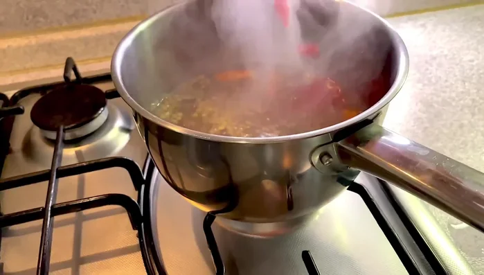 Aggiungere un cucchiaio di salsa di pomodoro.