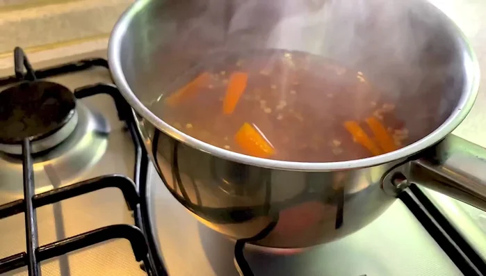 Coprire con un coperchio e cuocere a fuoco basso per 30 minuti, mescolando delicatamente di tanto in tanto.