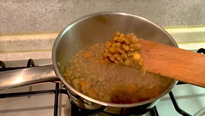 Dopo 30 minuti, assaggiare e aggiustare di sale. Se le lenticchie sono ancora brodose, continuare la cottura a fuoco basso per altri 5 minuti per farle asciugare.