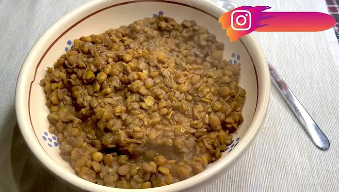 Servire le lenticchie condite con un filo d'olio a crudo.