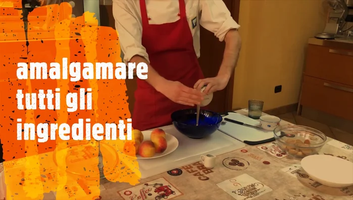 Aggiungere gli amaretti sbriciolati grossolanamente e mescolare bene.