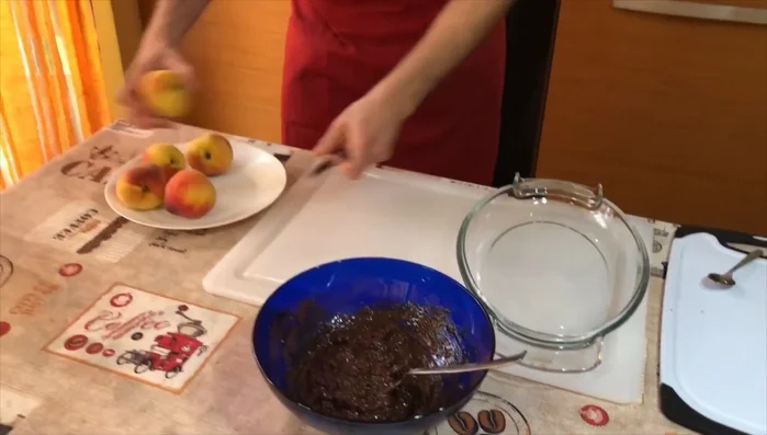 Tagliare le pesche a metà, rimuovere il nocciolo con un cucchiaino e svuotarle leggermente di polpa.
