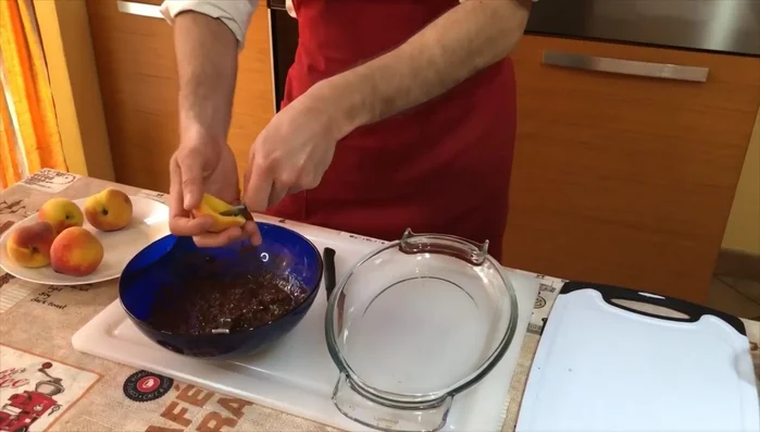 Mescolare la polpa delle pesche rimossa con il ripieno.