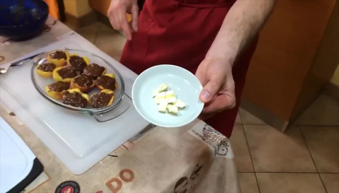 Aggiungere un pezzetto di burro freddo su ogni pesca.