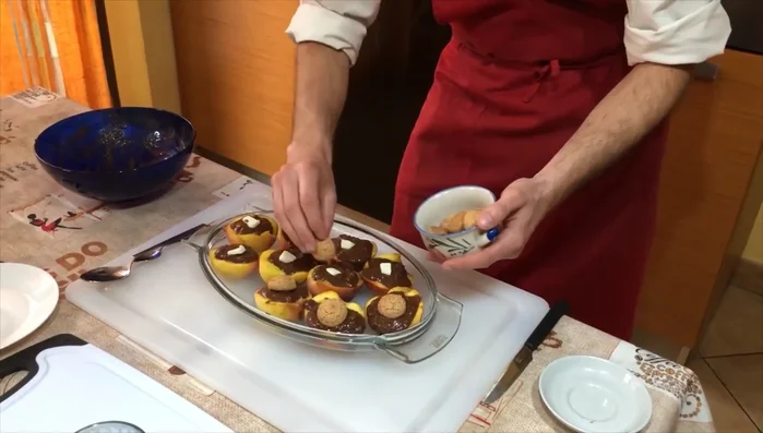 Decorare con un amaretto e spolverare con zucchero.