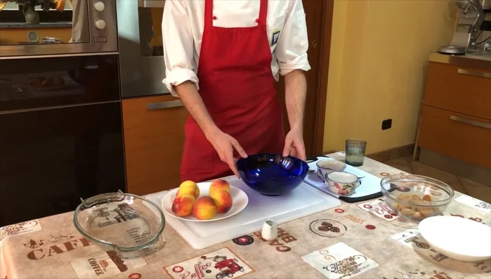 Preparare il ripieno: in una ciotola, sbattere insieme zucchero, cacao amaro e rum con una forchetta.