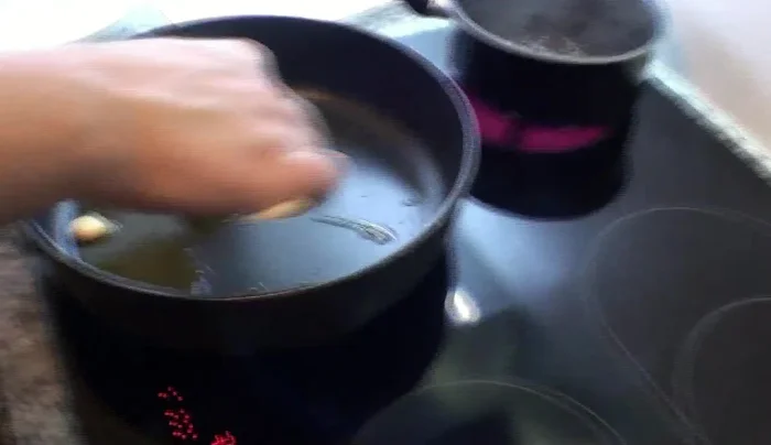 Togliere l'aglio dal soffritto.