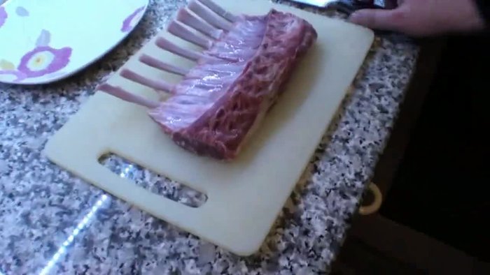 Tagliare le costolette d'agnello (se non già tagliate dal macellaio).