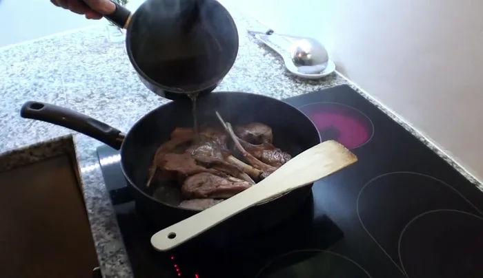 Aggiungere circa 250 ml di brodo (preparato con acqua e dado di carne).