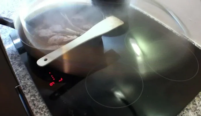 Abbasare la fiamma, coprire parzialmente la padella (lasciando uno sfiato) e cuocere per 10 minuti.