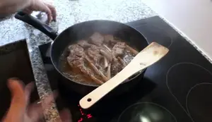 Costolette d'agnello in padella: Ricetta facile e gustosa