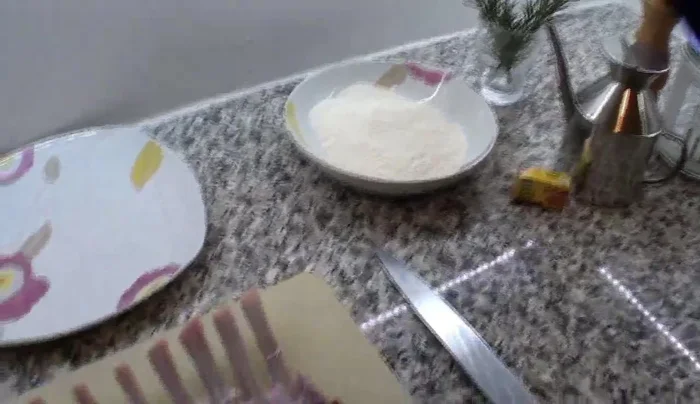 In una padella, soffriggere l'aglio nell'olio.