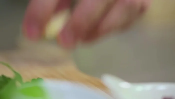 Nel wok, aggiungere il trito di scalogno, prezzemolo e peperoncino. Far soffriggere fino a doratura, aggiungendo fumetto se necessario.