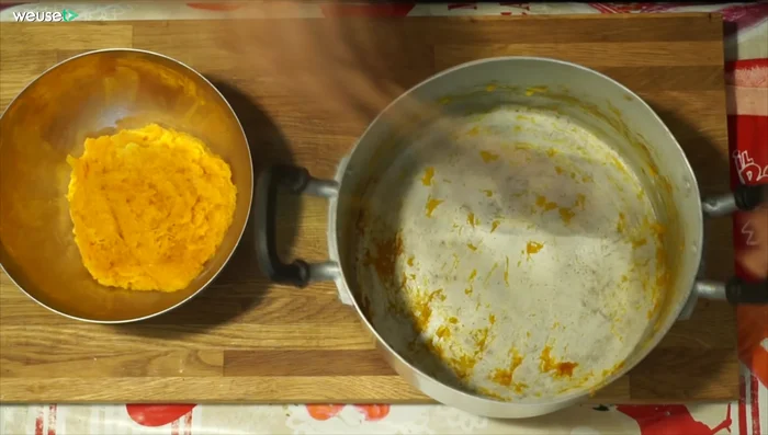 Trasferite la zucca cotta in un contenitore e aggiungete ricotta, sale, noce moscata, pepe e parmigiano.