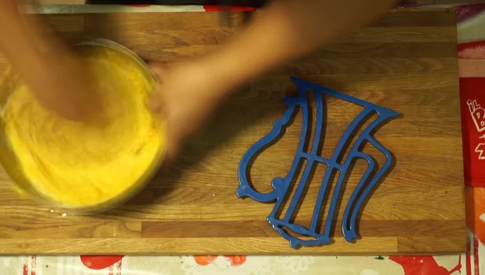 Impastate con le mani, aggiungendo un cucchiaio di farina alla volta fino ad ottenere un impasto omogeneo. Se necessario, aggiungete altro parmigiano.