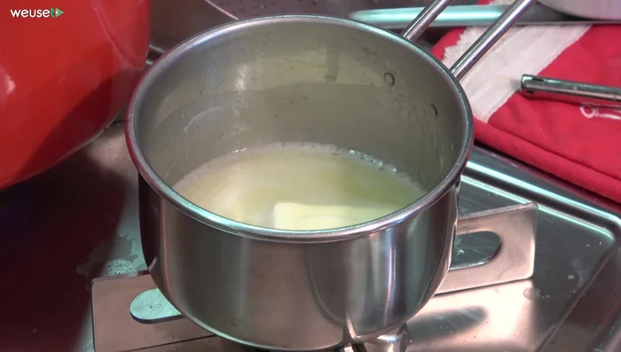 Aggiungete 3 cucchiai di acqua di cottura e un po' di parmigiano. Mescolate fino a creare una leggera crema.