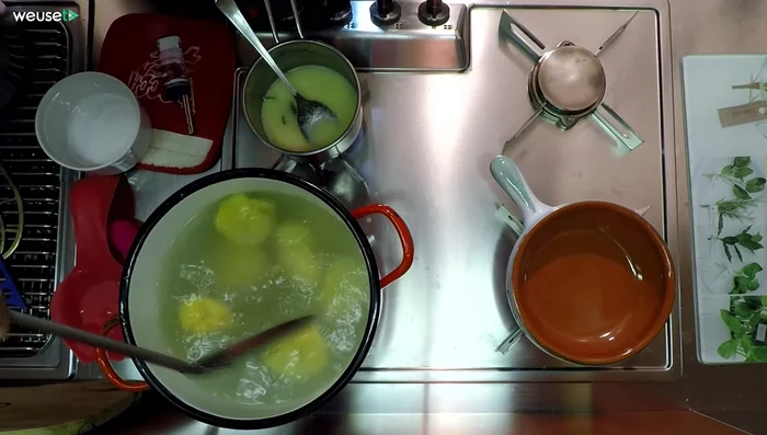 Scolate i gnudi e conditeli con la salsa al burro e parmigiano.