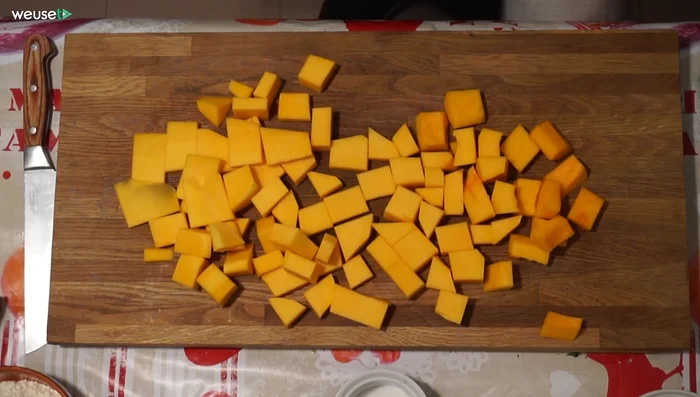 Pulite la zucca, eliminate semi e filamenti e tagliatela a cubetti.