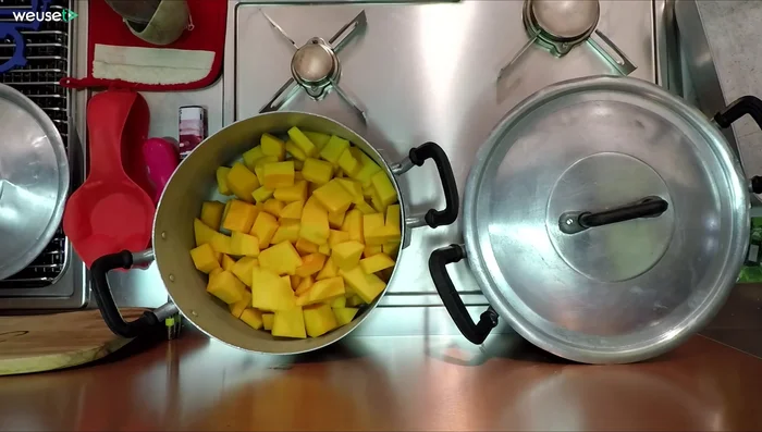 Cuocete la zucca in un tegame con un bicchiere d'acqua a fuoco lento, mescolando di tanto in tanto, fino a quando non sarà spappolata.