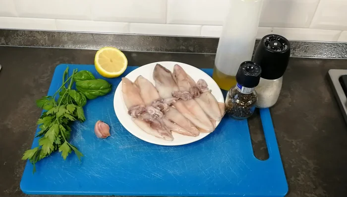 Pulite l'aglio, eliminate la pellicina esterna, dividetelo a metà ed eliminate l'anima centrale.