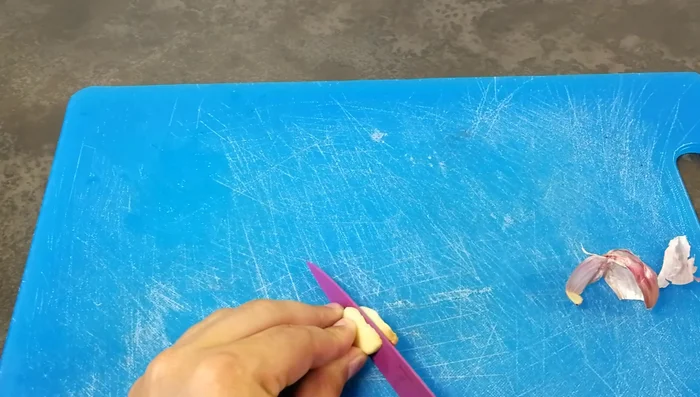 Tagliate l'aglio a pezzettini piccoli e mettetelo in una ciotola.