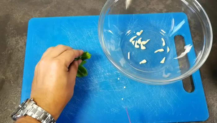 Aggiungete le foglioline di basilico spezzettate alla ciotola.