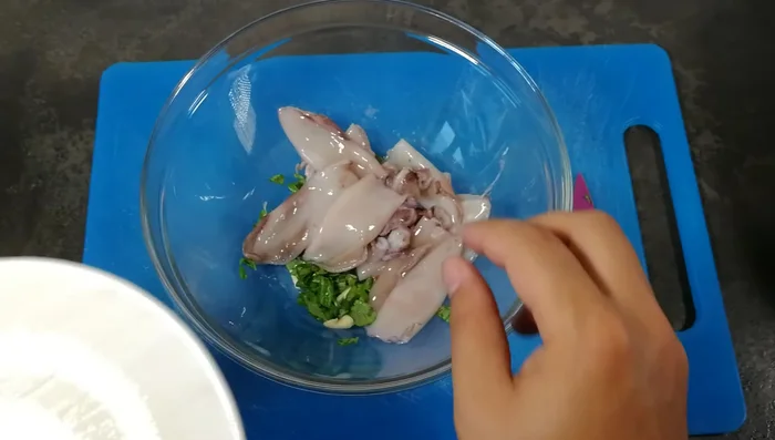 Inserite i calamari (compresi i tentacoli) nella ciotola.